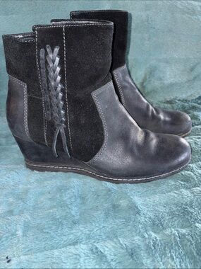 Earth Two-Tone Black Leather & Suede Ankle Boots